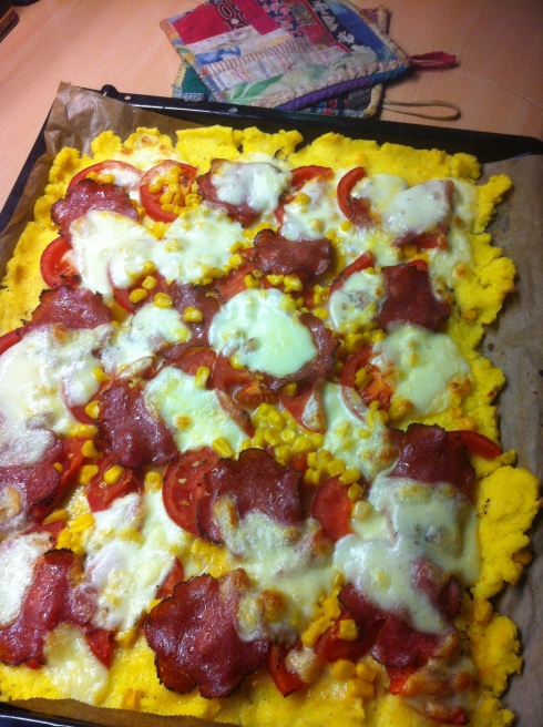 Polenta-Pizza auf dem Blech belegt nach dem Backen 2