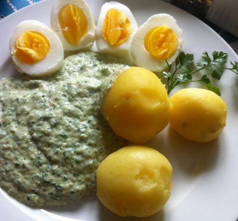 Sellerieschaum mit Pellkartoffeln und Ei - auf dem Teller